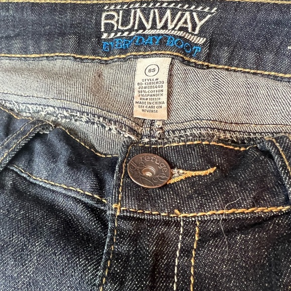 Refuge Runway Everyday Boot Jeans. Women's Size 6 Short. Dark Wash - Picture 5 of 7
